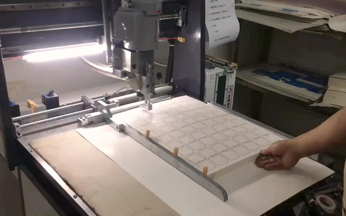 吊牌全自动钻孔机吊牌厂实拍
