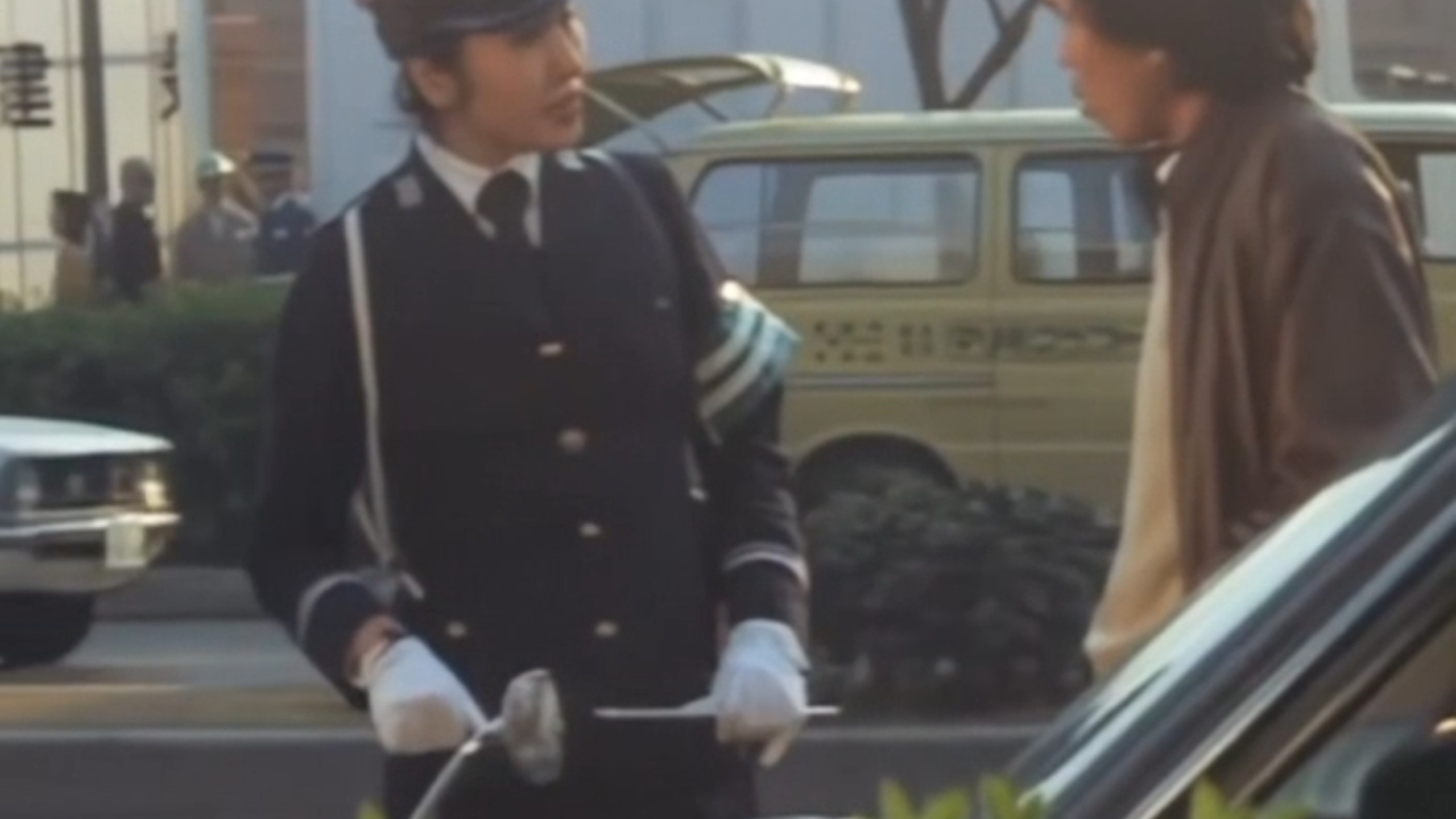 【怀旧女警】两名女警执行公务贴罚单，闺蜜有事去约会，刚离开，女主就被淫贼盯上了，这下可惨了……