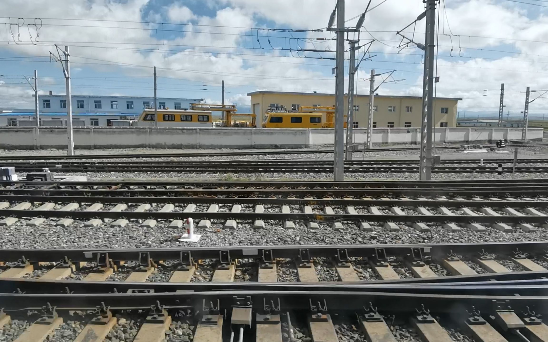 侧方展望西宁格尔木7581次普慢列车行经青藏铁路哈尔盖刚察车站区间