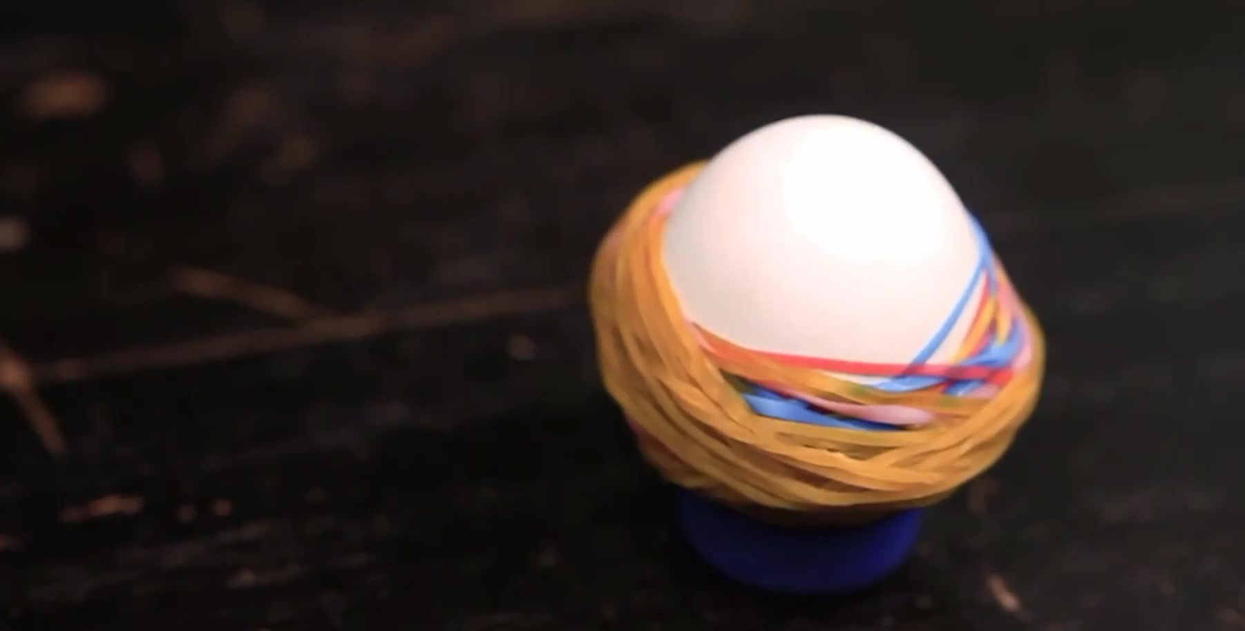 给鸡蛋套上100个橡皮筋后我再也无法直视蛋蛋了!