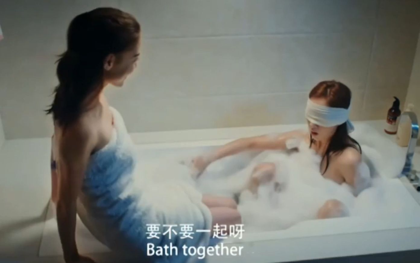 美女被小伙附身和闺蜜一起洗澡便宜占尽