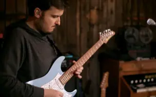 Video herunterladen: 【ibanez VS Fender】两位神仙飚琴 Slow Dancing in a Burning Room骚到飞起啊~