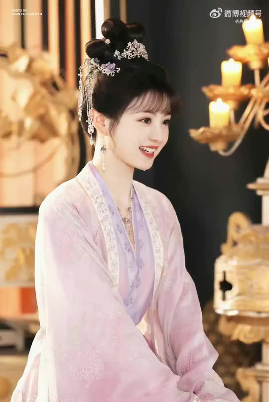 田曦薇好适合古装呀,之前看《卿卿日常》就很喜欢她了,小薇多拍点古装