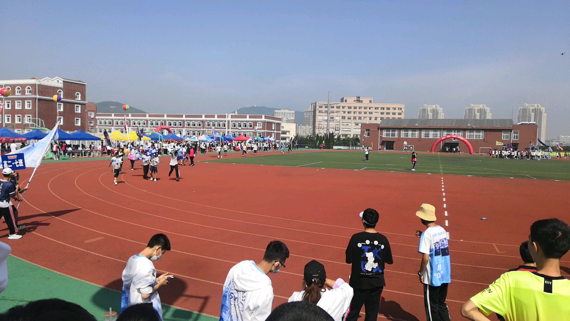 一年前的大连育明高中运动会最后的跑旗