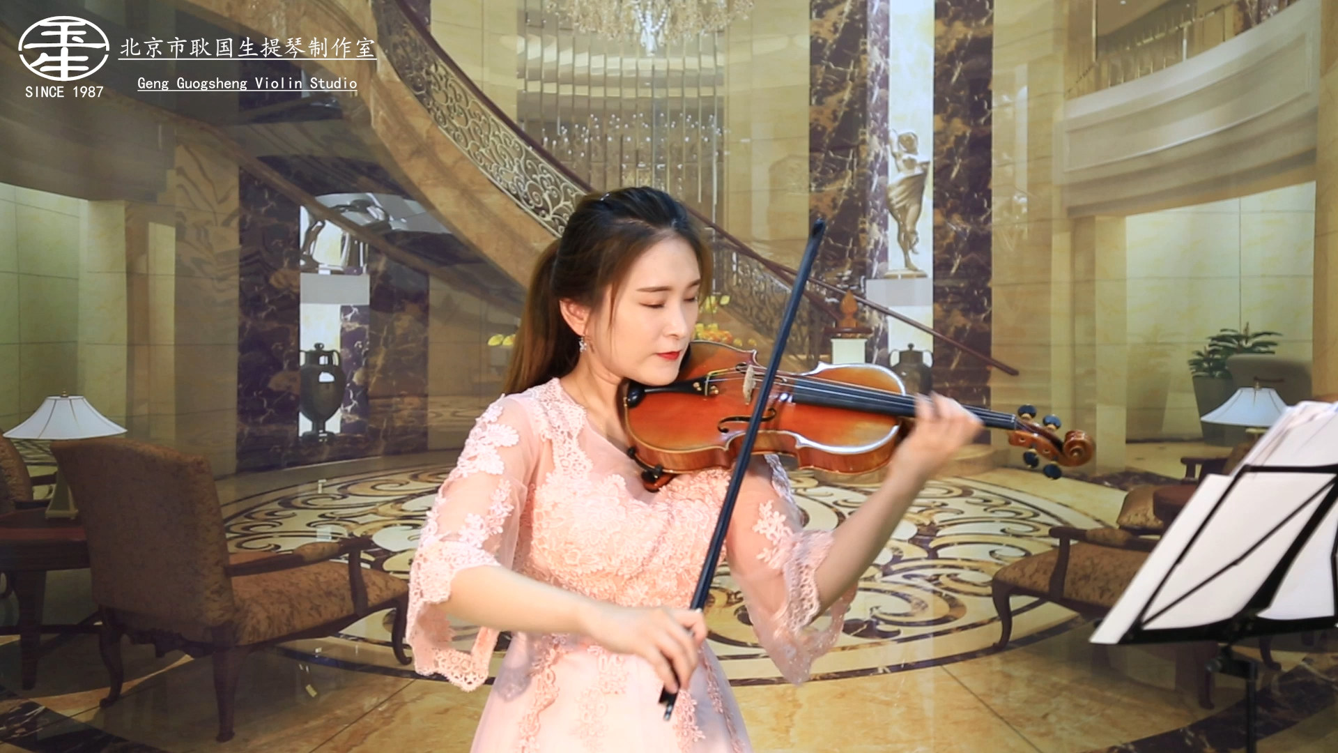 小提琴的声音如同细腻的丝绸 穿过耳朵直达心灵