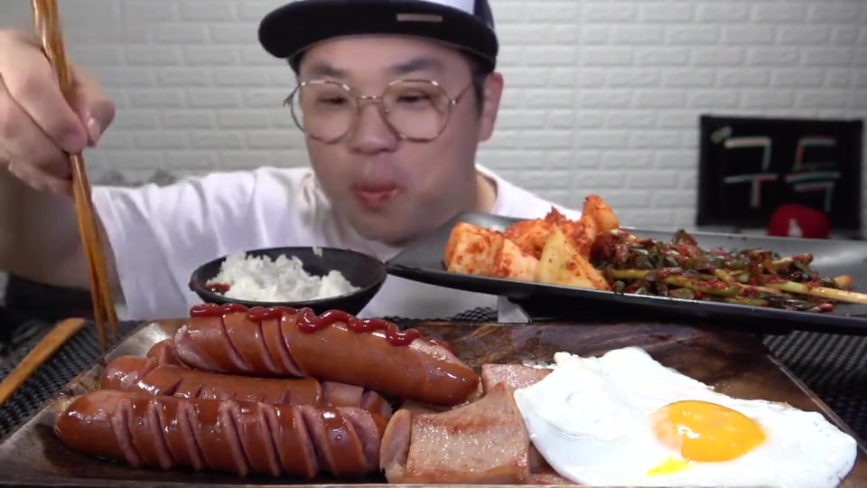 韩国吃播精选韩国吃播眼镜小哥changbea吃香肠煎蛋配泡菜米饭太香了