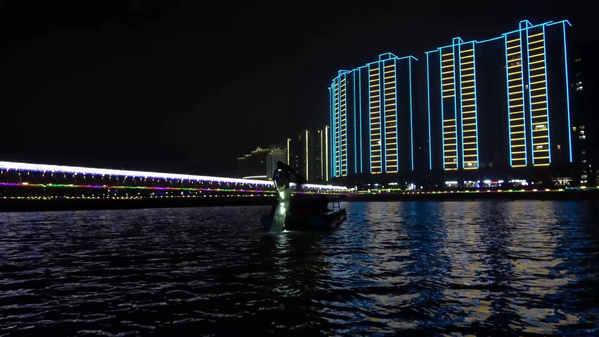 晚上在情人桥收网就是浪漫,小池唱起了情歌,鱼虾不多也开心_哔哩哔哩