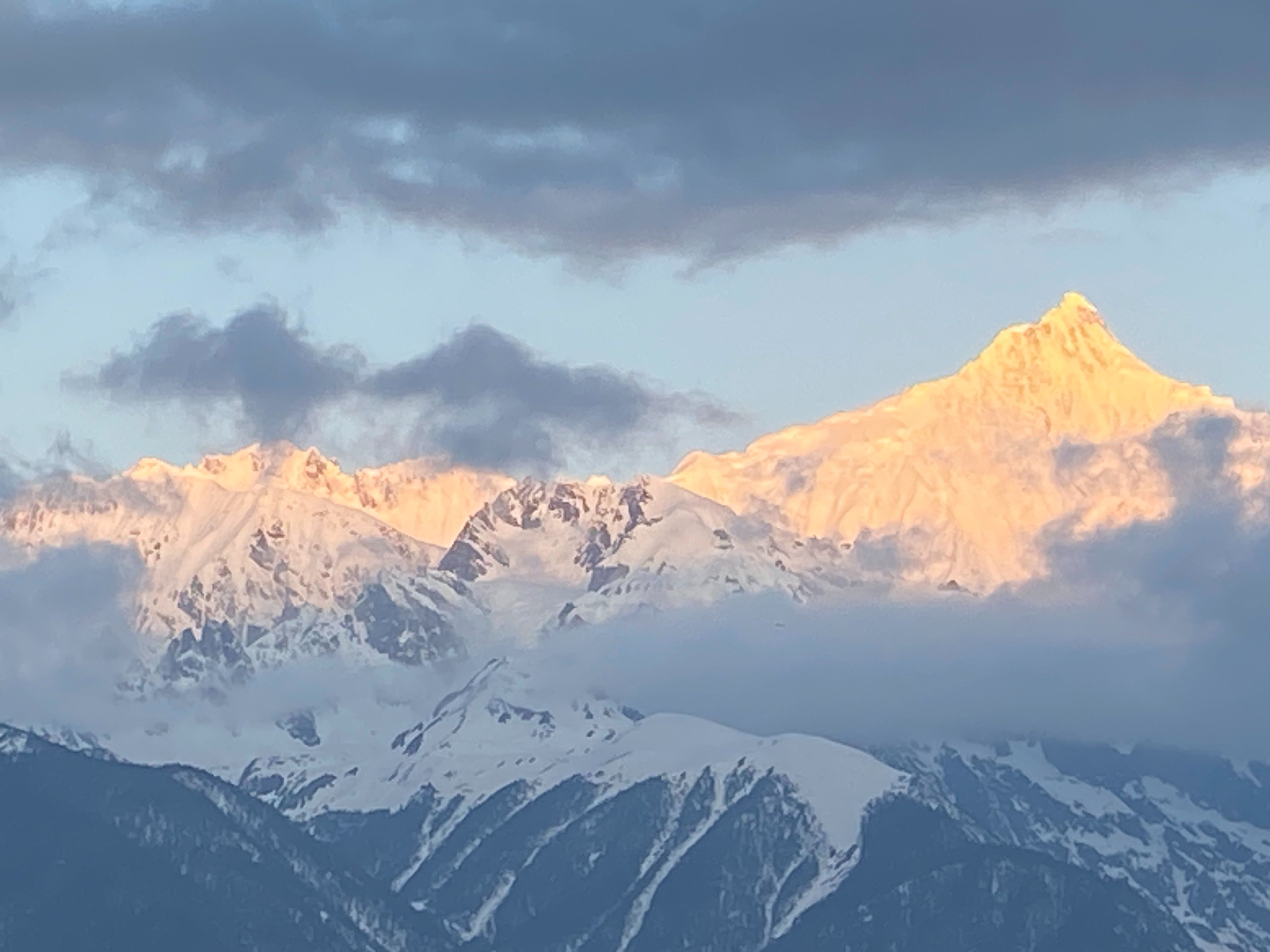 梅里雪山 之 日照金山 golden peaks of moirig ( meili ) snow
