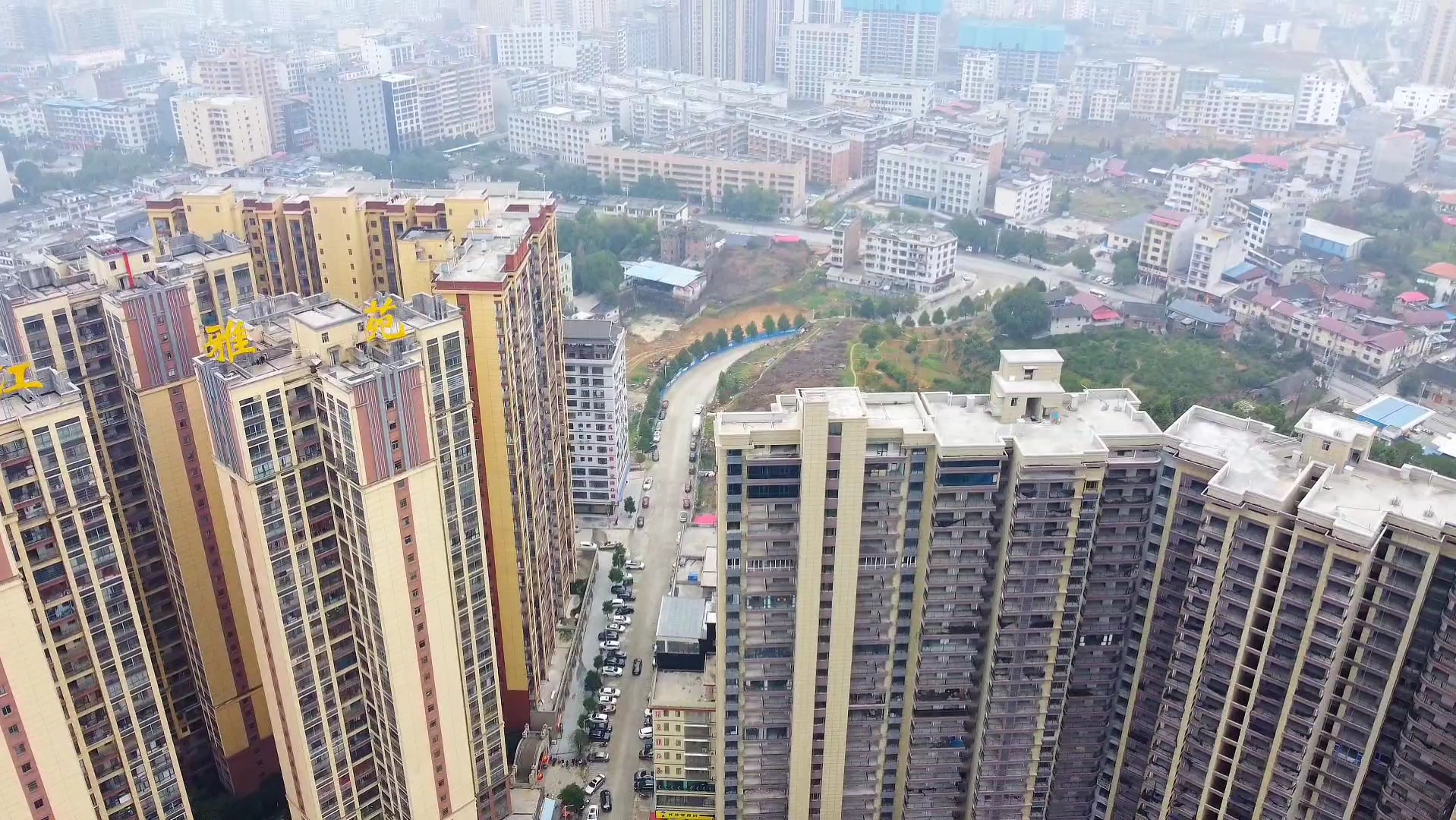 湖南邵阳洞口县城日渐壮大与繁华-无人机飞过平溪江两岸俯瞰,惊艳了!