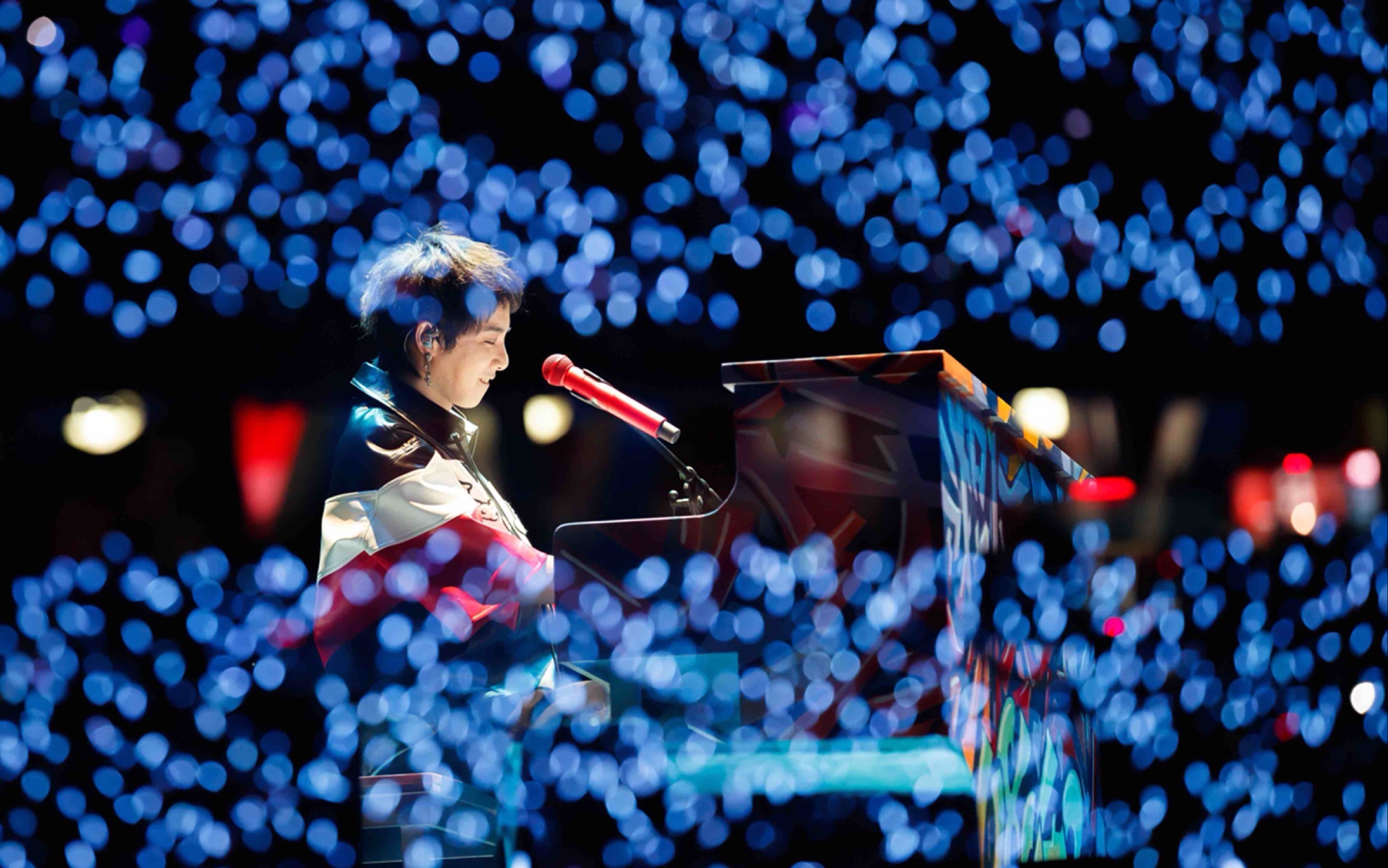 华晨宇2018火星演唱会99现场【烟火里的尘埃】 【互动】画面太美了!