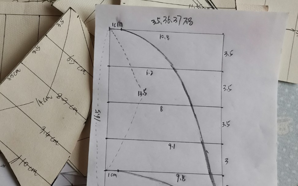 我有各种码数的拖鞋纸样