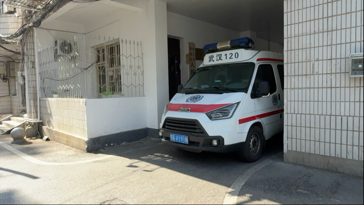 区急救中心两台救护车在在执行完任务后同时返回武汉市新洲区人民医院