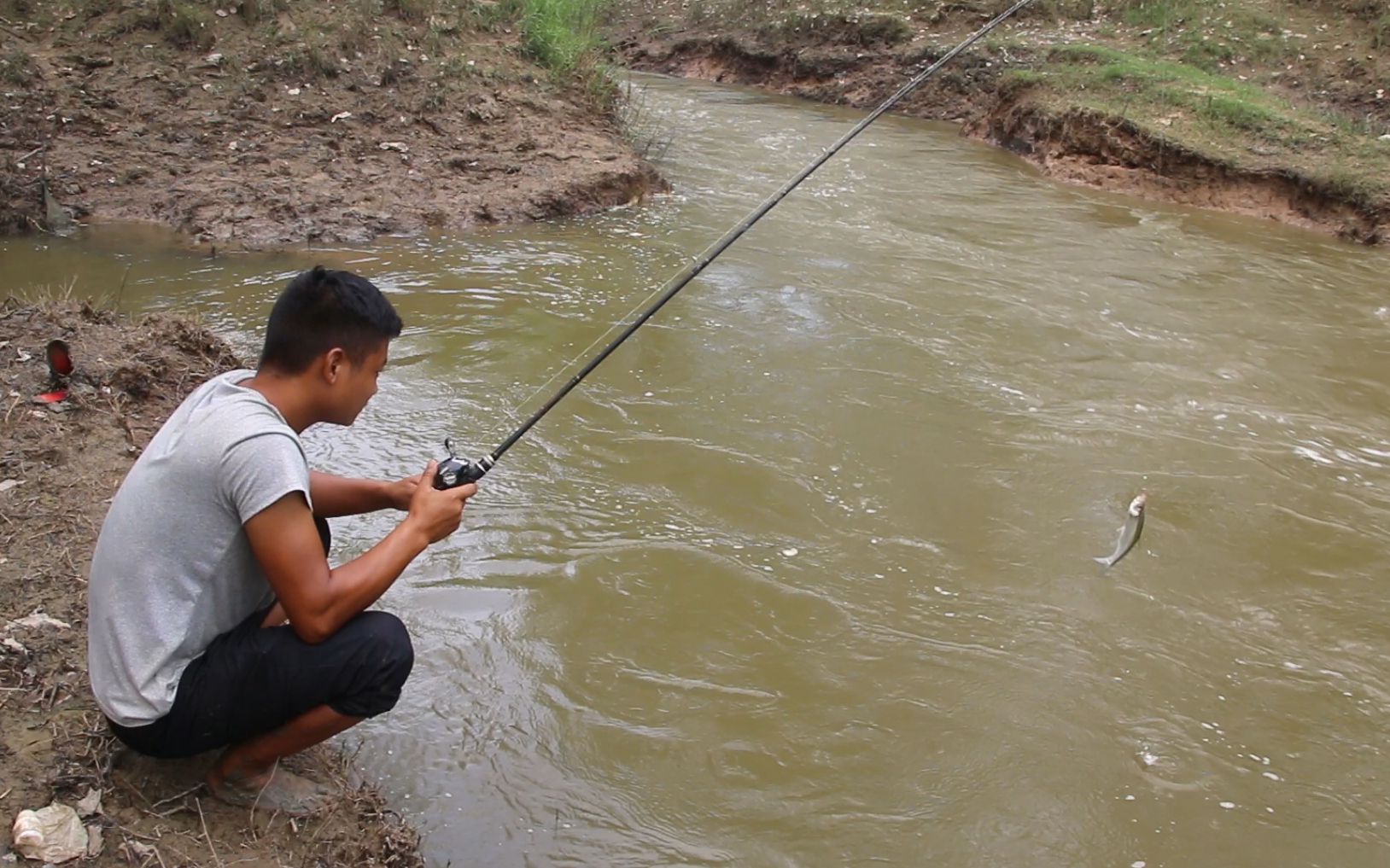 户外小猛哥:野河退水,猛哥急流口钓翘嘴,六钩同时挂4条筷子长大货,真