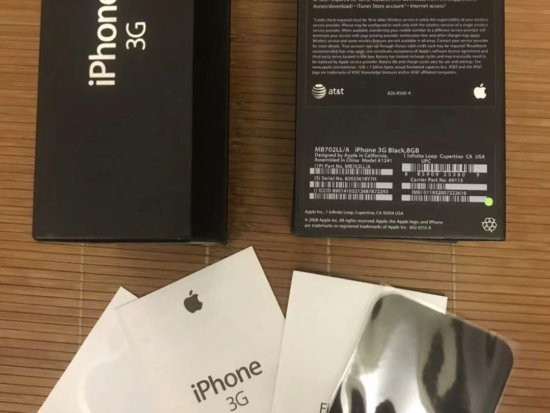 iPhone3G美版盒子,这一代的盒子有不少是假的,这个是原装正品的,整个盒子的质感真的很不错,托盘材质很好,苹果贴是最后一代的歪苹果贴,还配了...