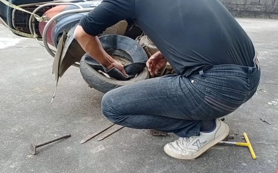 摩托车胎扎坏了,在家自己动手更换一个备胎.