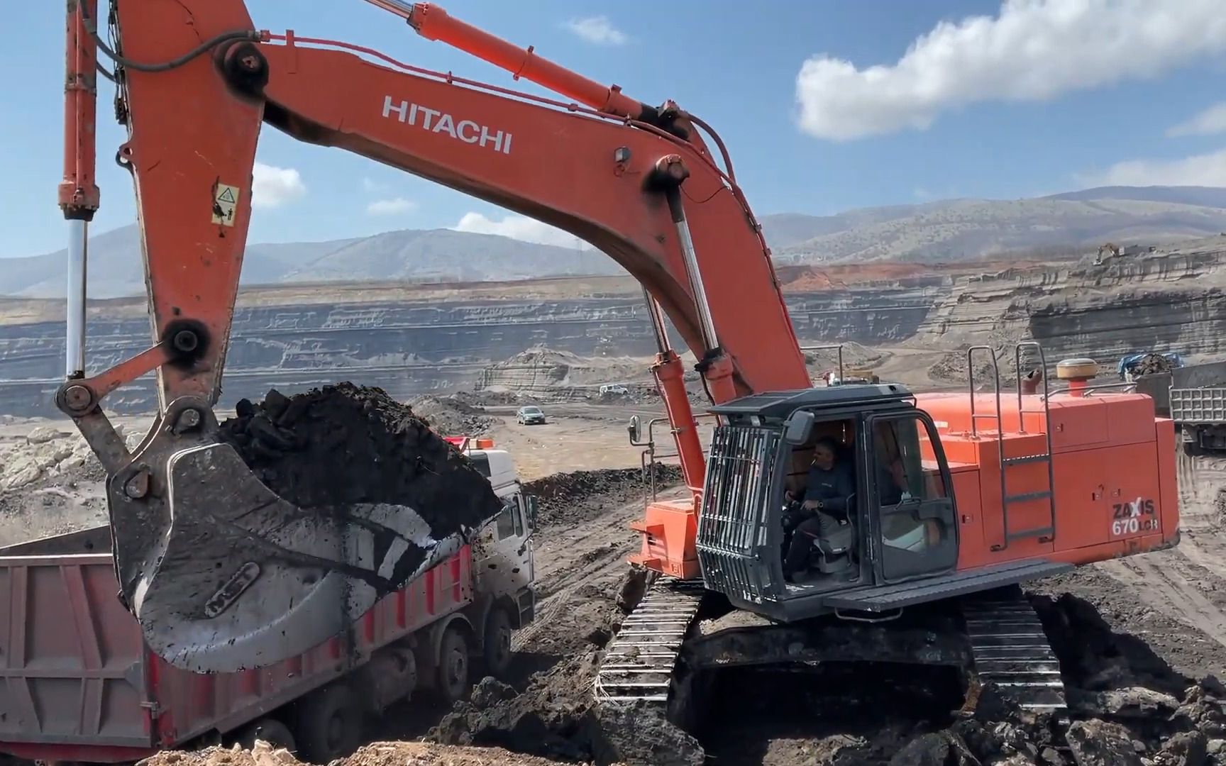 日立zaxis 670lc挖掘机土方装车