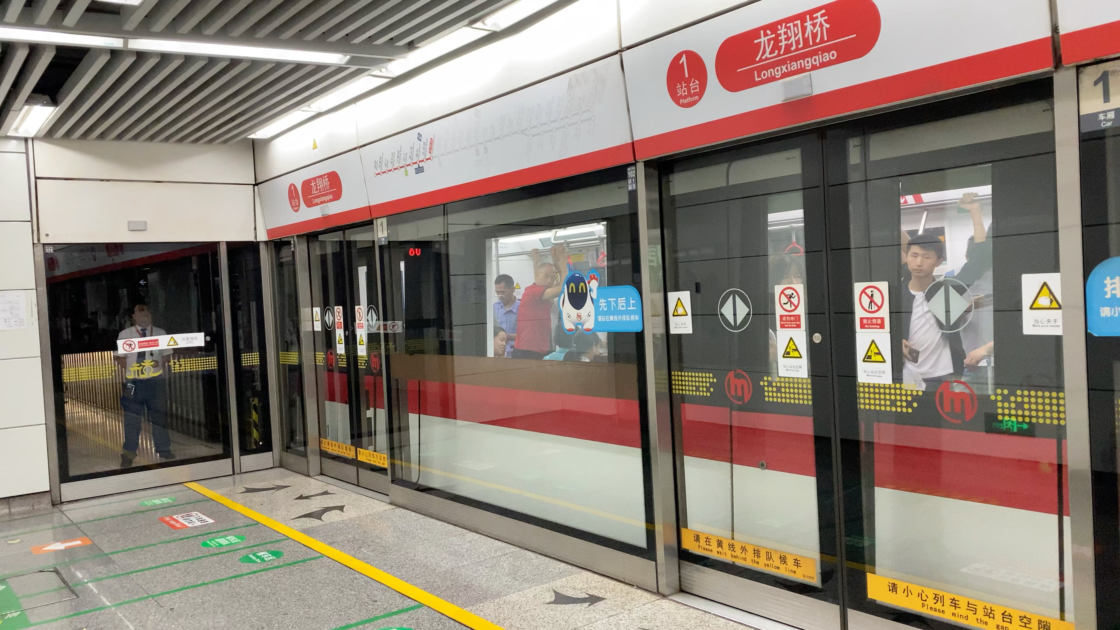 杭州地铁1号线增购列车龙翔桥站出站