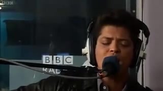 [图]火星哥Bruno Mars Grenade表演不插电BBC录音室现场live(Live Lounge - BBC Radio 1)