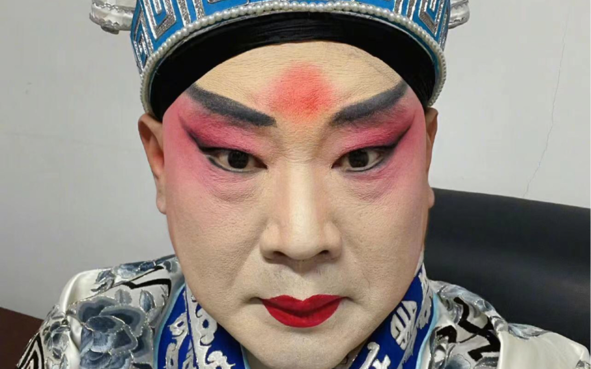 使了一个夜战八方藏刀式!