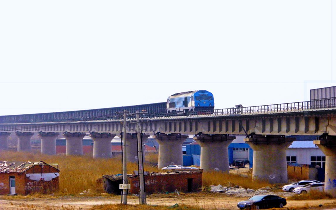 神华集团hxn37004通过黄万铁路驶向万家码头站