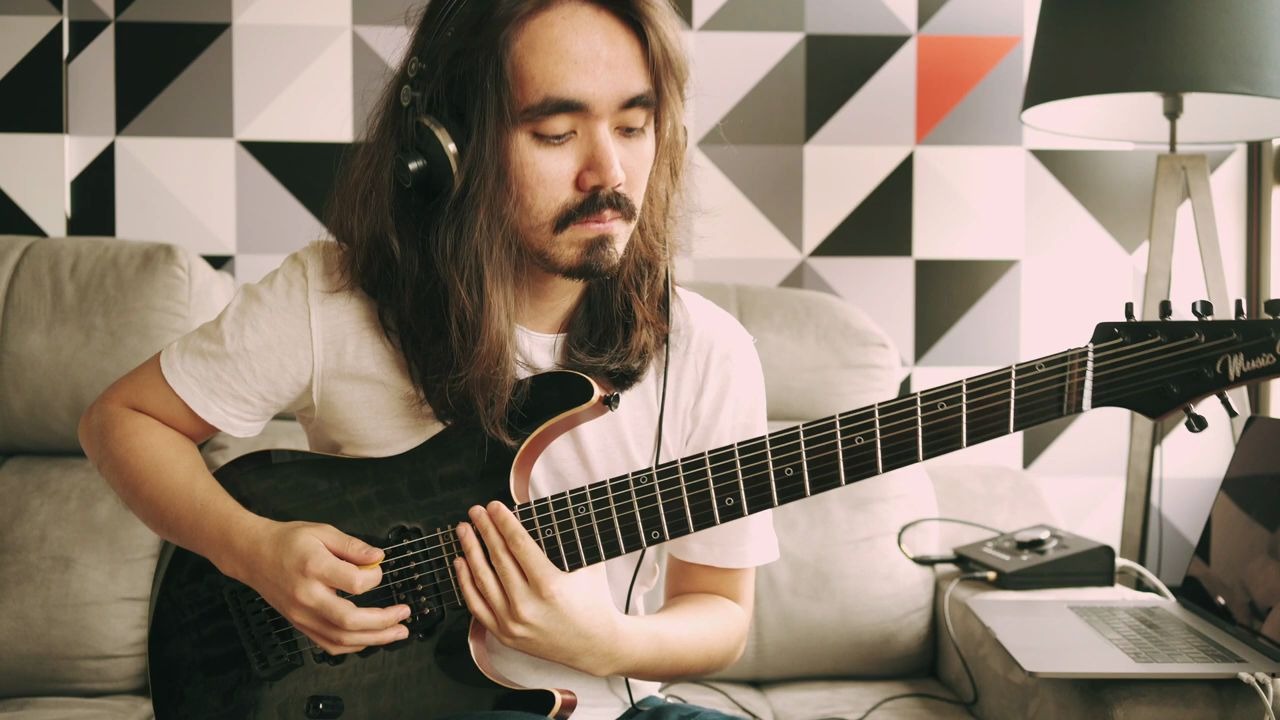 最近刚拿到七弦电吉他mateusasato玩上瘾了