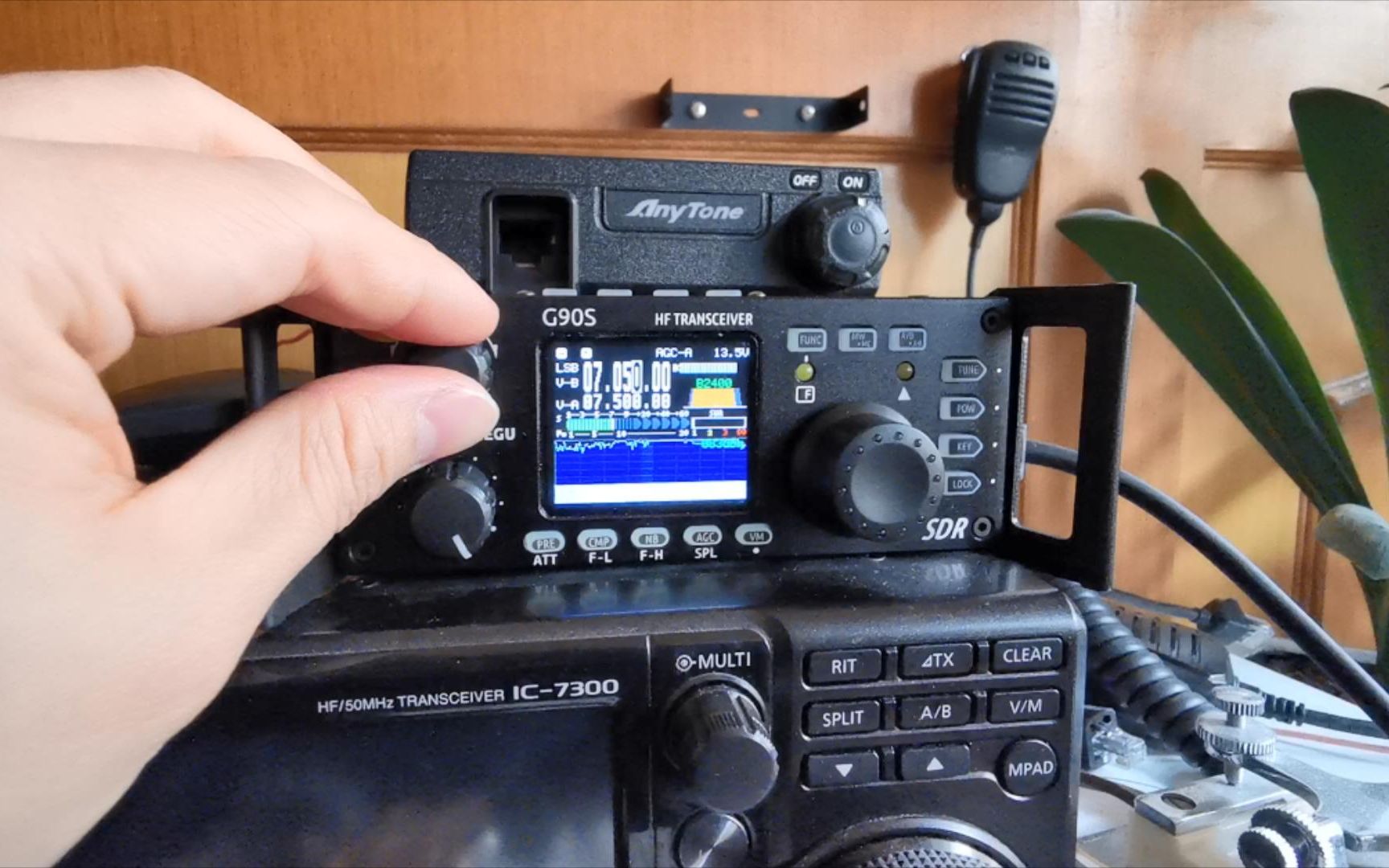 小汪使用国产协谷短波电台从安徽通联到了天津的业余无线电台