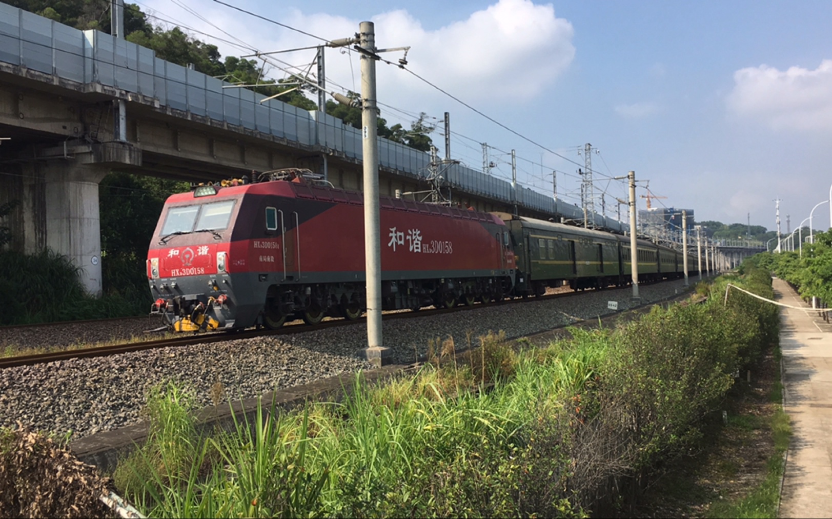 南局南段hxd3d-0158牵引济局大破车k67次减速通过昌福下行三环文华