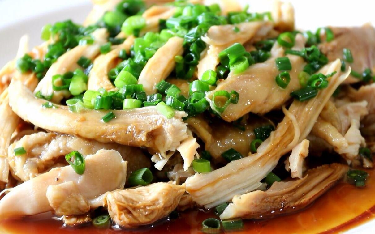 难怪你煮的鸡肉不好吃,大厨教你葱油鸡最简单的做法,煮好撕着吃