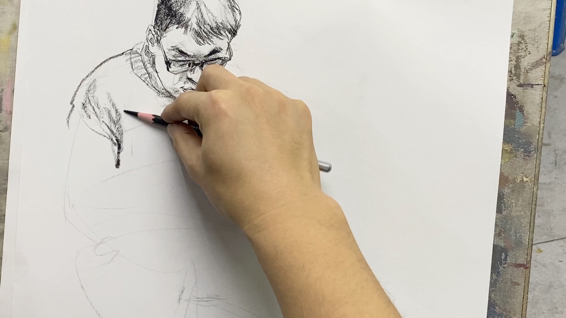 人物速写教学四开男青年看手机写生示范画坐姿时要注意腰腿胯的衔接不