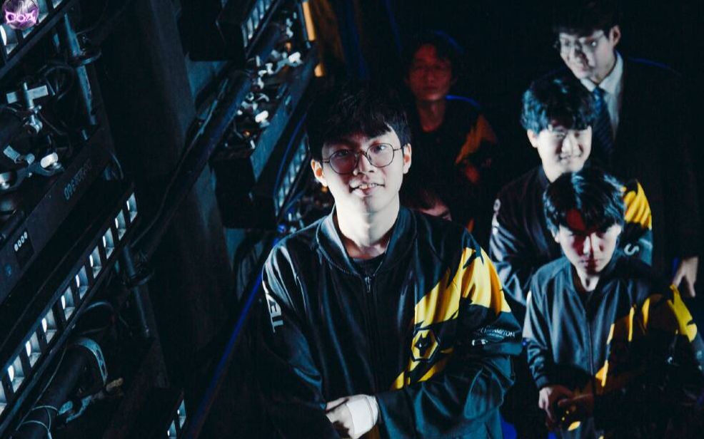 狼队狮子小狮子拯救世界前有四分之一血一刀雕刻救人后有星光大道一刀