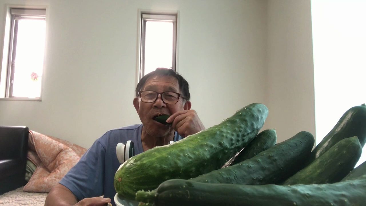 【じじこやん【grandfather】】啃黄瓜