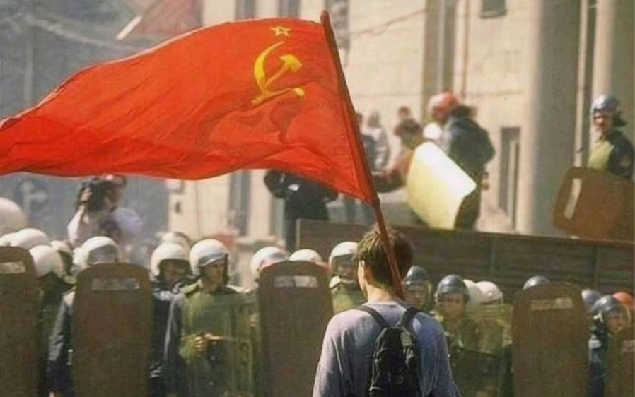 男孩举着苏联国旗照片图片