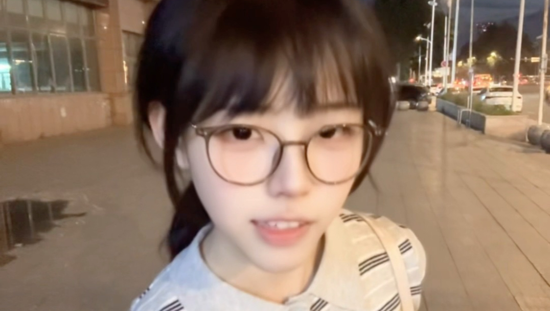 这个视频里有一个女孩带着眼镜穿着条纹衣服白裤子跳了舞然后忽然怼脸然后又跳起舞来又怼脸