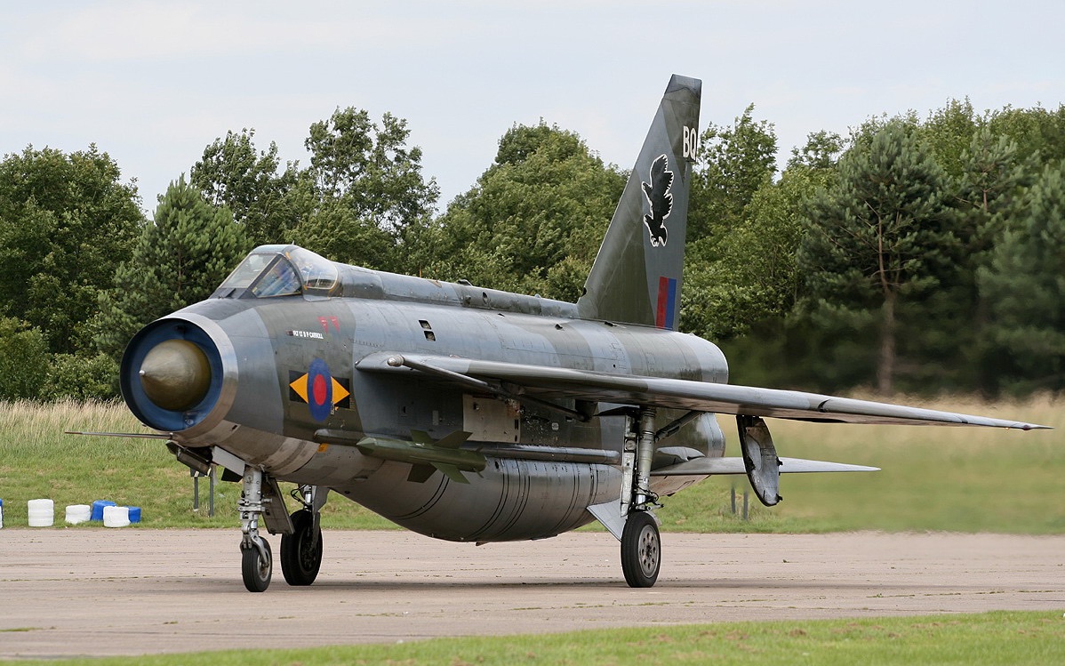 【讲堂198期】脑洞巨大的英国闪电战斗机,发动机直立并列,而且啤酒肚