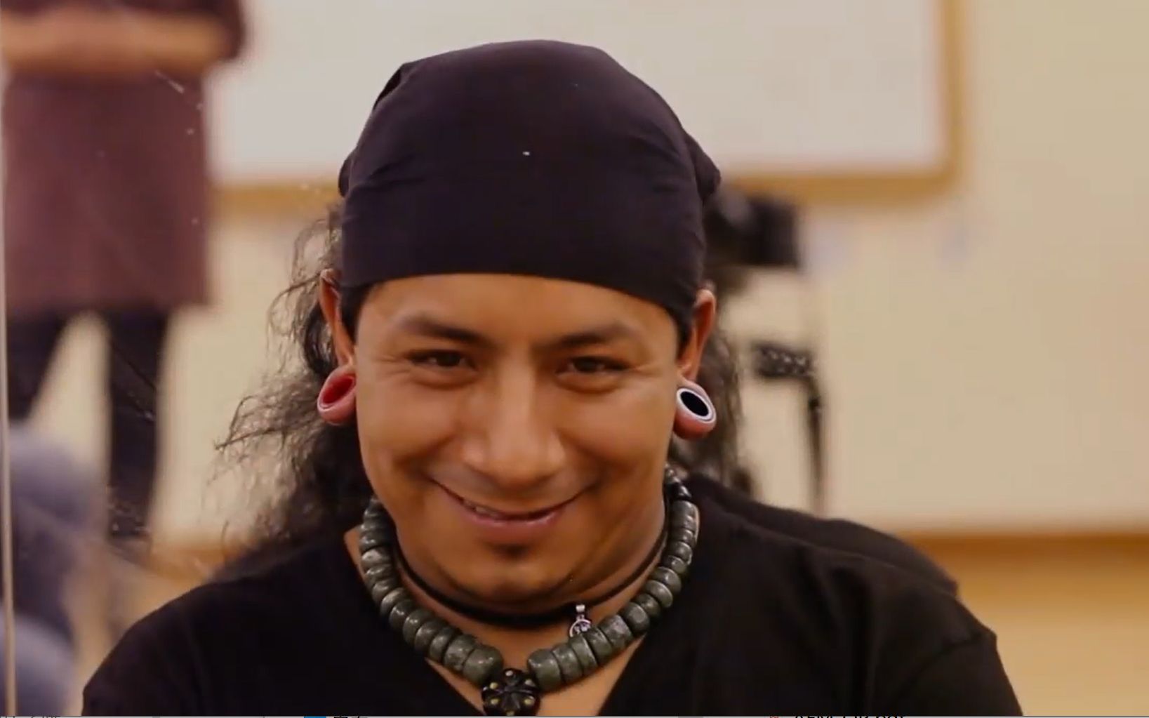 维基言语1中字javier用纳瓦特尔语和西班牙语唱歌