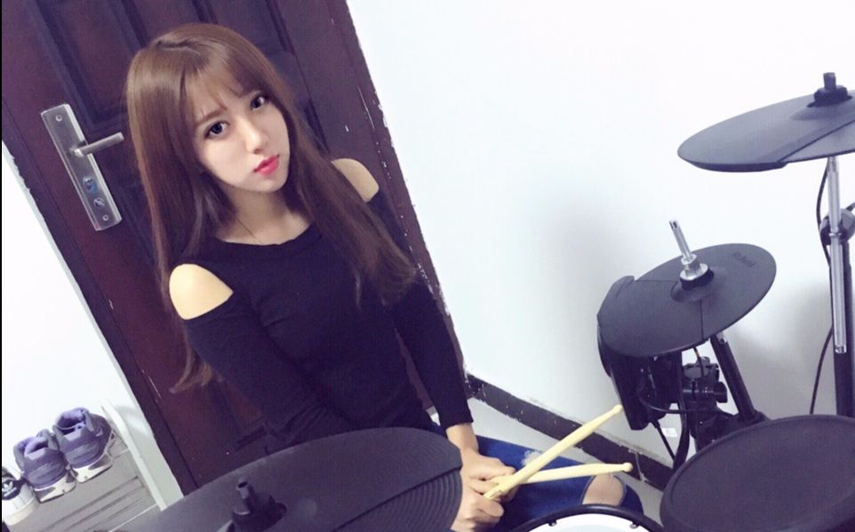 呆妹儿直播打鼓《东京热》,然后.超管来了233333