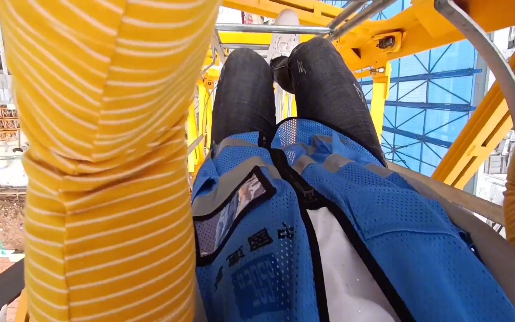 陕西妹工地开塔吊,100米高空爬塔吊一点不含糊,网友 -真女汉子