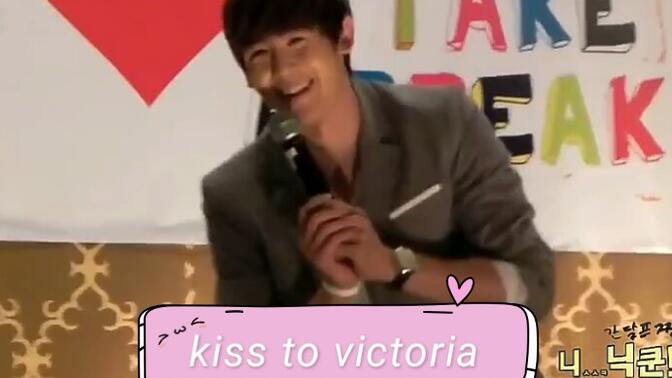小孩对尼坤说kiss to victoria嘻可爱