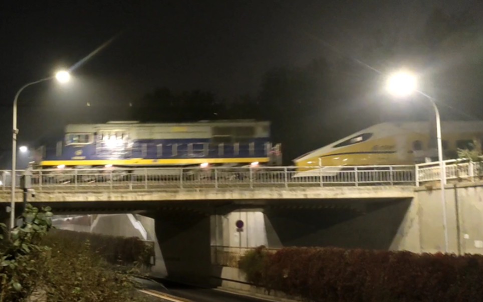 深夜,df7c5526牵引黄医生crh5j-0501运行在京沪线上