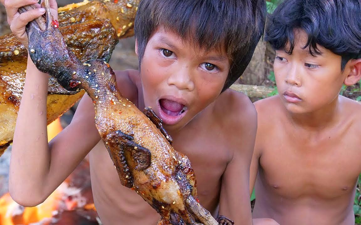 荒野熊孩摇头哥经典吃相集锦吃相不要太夸张可爱又招恨