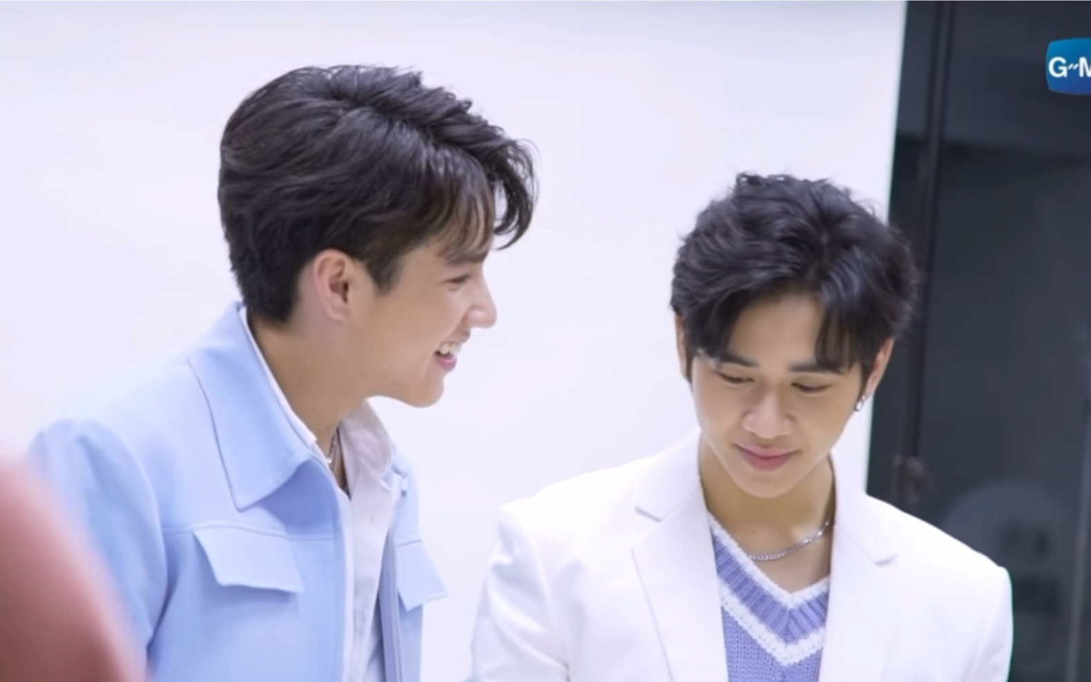 【天上的鱼|二哥二嫂】neo想偷拉手被我看到啦 小动作真的好多 neo