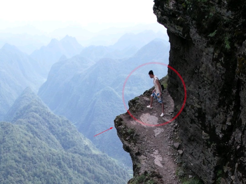 常言道“蜀道难 难于上青天”,重庆赵云山有一段悬崖茶马古栈道,不到50厘米古栈道令人双腿发软!哔哩哔哩bilibili