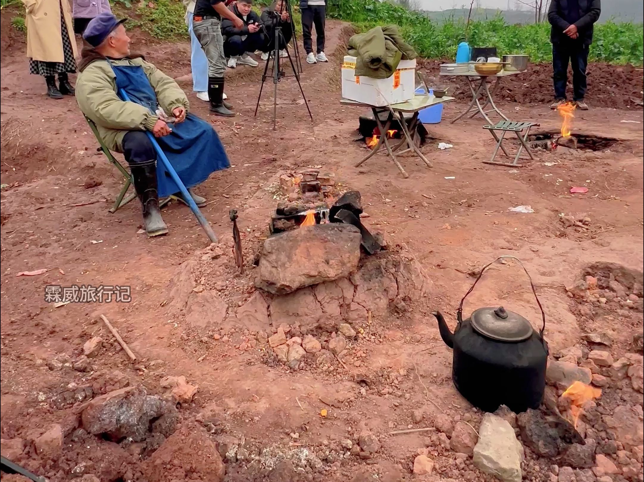 中国有个神奇的村庄,村里有块空地冒火60多年,不管刮风下雨都不会被熄灭,如同一个天然的煤气灶一般,实在令人感到不可思议哔哩哔哩bilibili