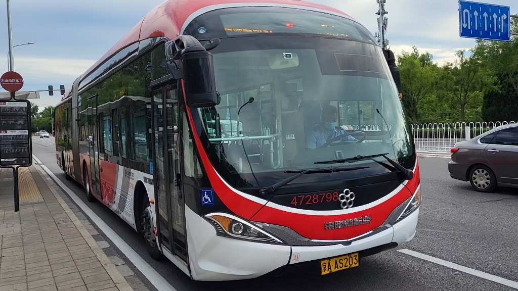 大1路一代红鱼28798老山南路东口站进站,出站,开往老山公交场站#北京