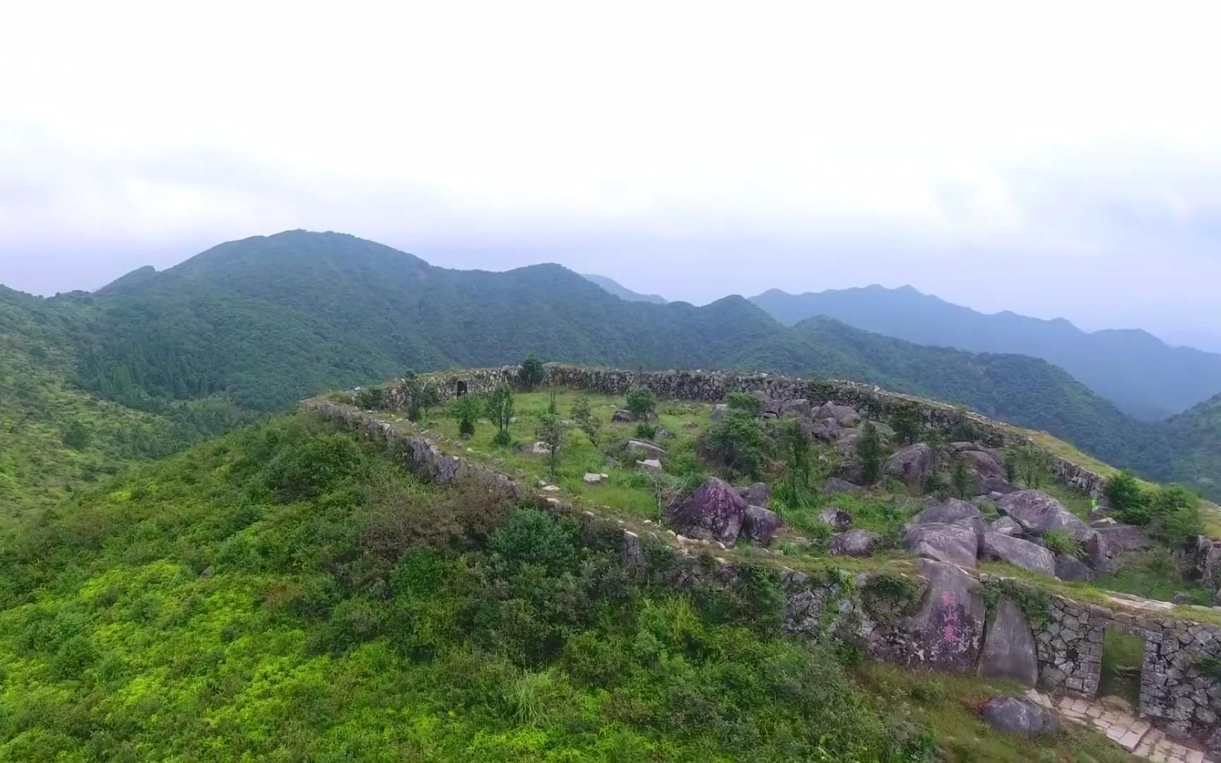 福建深山發現古代土匪窩規模龐大佔據整個山頭四周懸崖環繞全是石頭