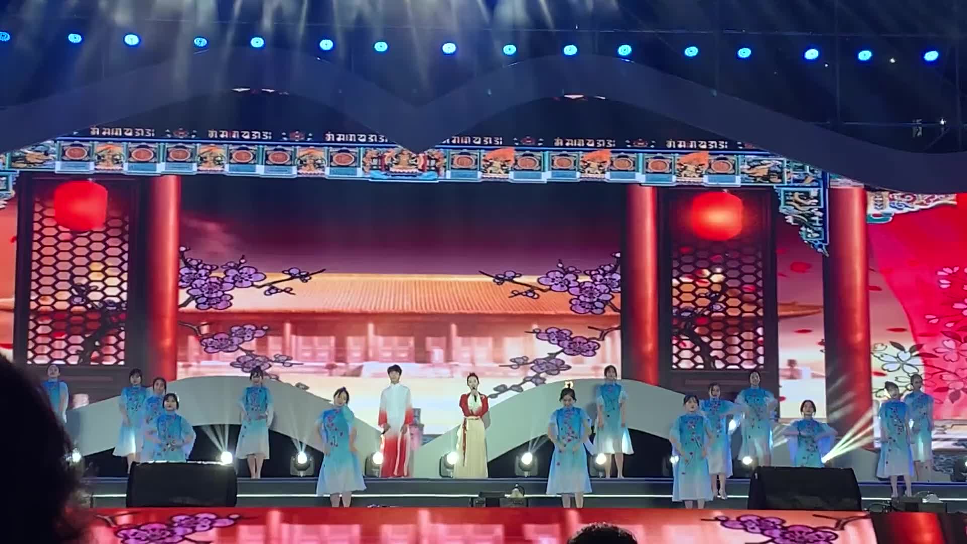 苏新皓邓恩熙燕无歇重庆一中校庆被时代峰峻承包了