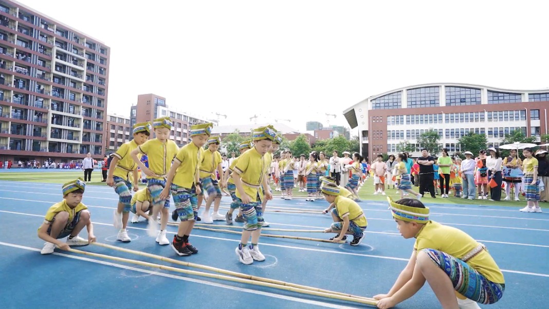 [图]五十六个民族一家亲！热烈庆祝中华人民共和国成立75周年！民族运动会入场式！