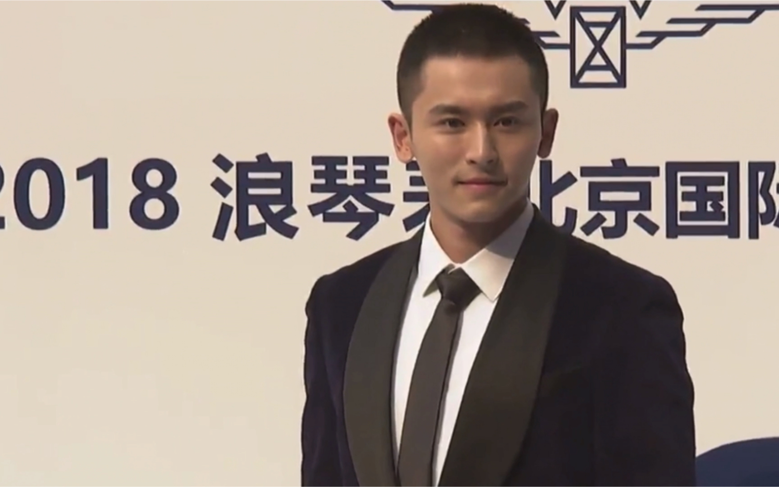 张哲瀚寸头加西装真的好屌的