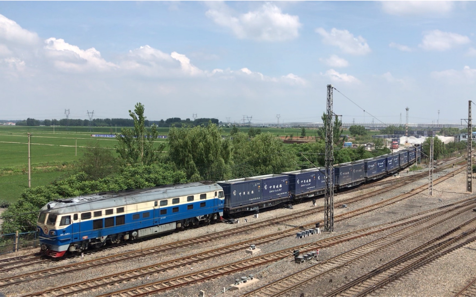 局苏段df4dh0451牵引十节集装箱专用线鸣笛发车准备进入张台子站停车