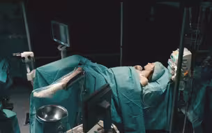 为确保基因和血脉纯洁，神秘组织将思想不正的女人囚禁，强制绝育